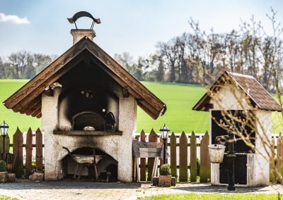 Original Steinofen zum Brot backen auf dem Löfflerhof