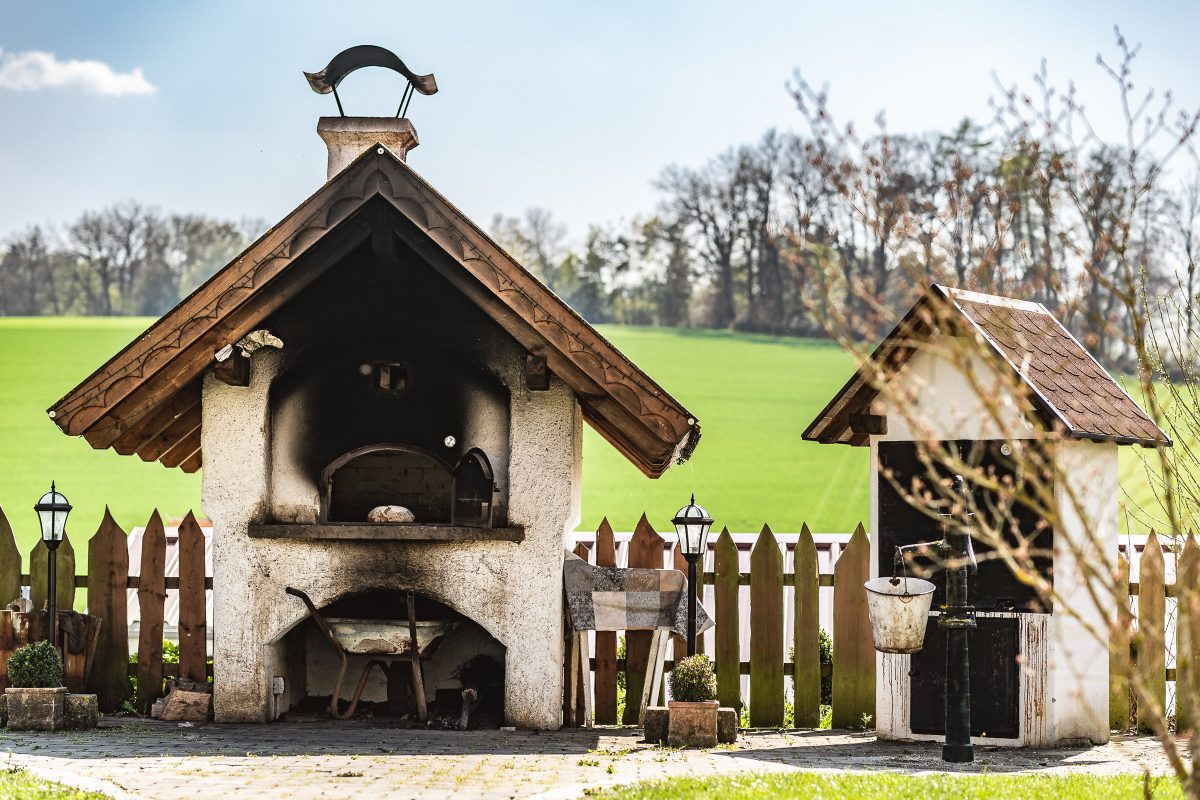 Original Steinofen zum Brot backen auf dem Löfflerhof