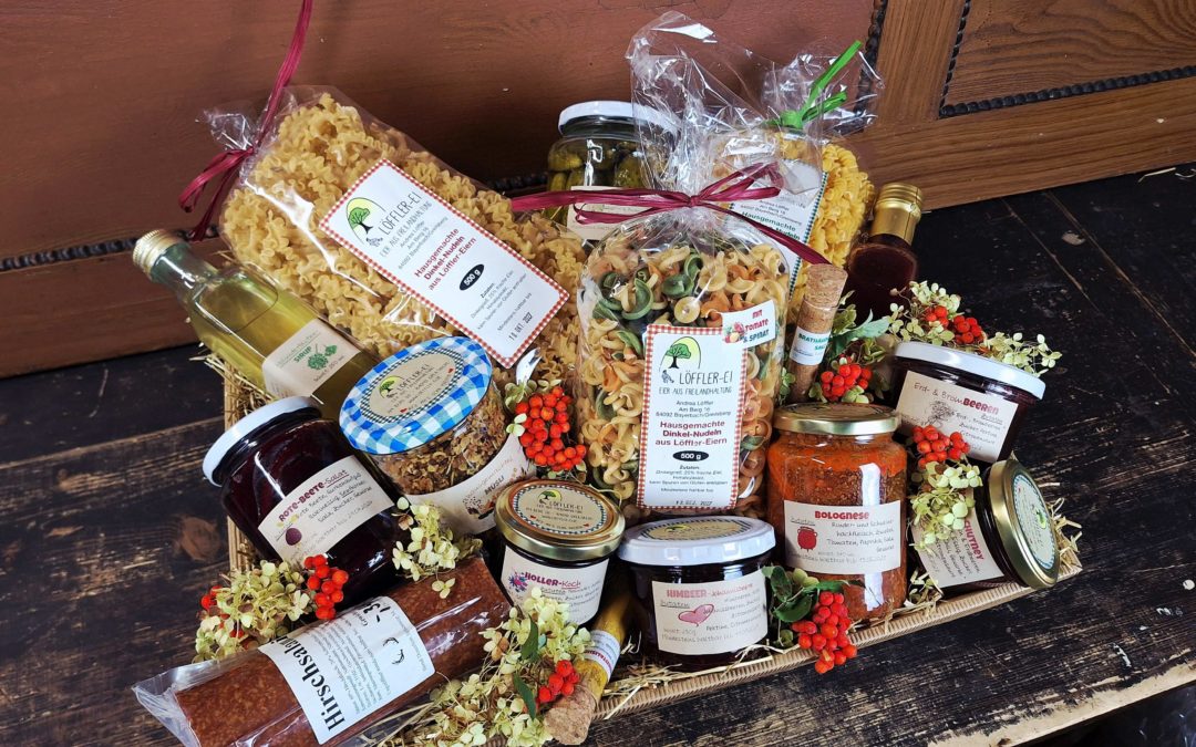 großer gefüllter Geschenkkorb mit vielen Produkten aus dem Löffler Hofladen