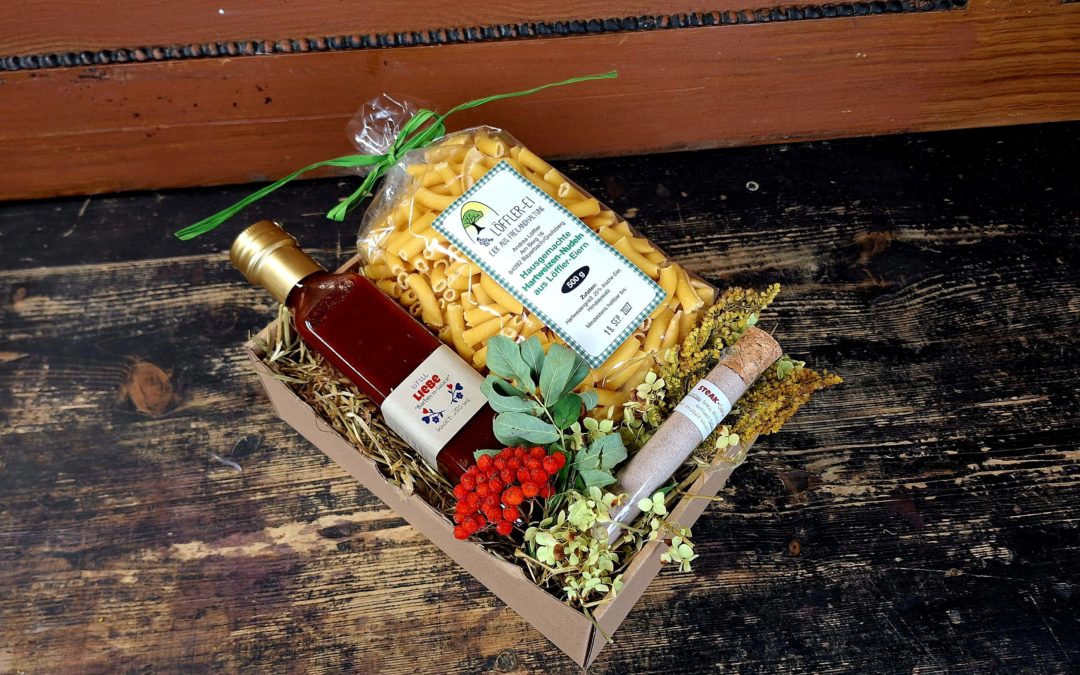 kleiner Geschenkkorb mit Nudeln, Soße und Gewürzsalz