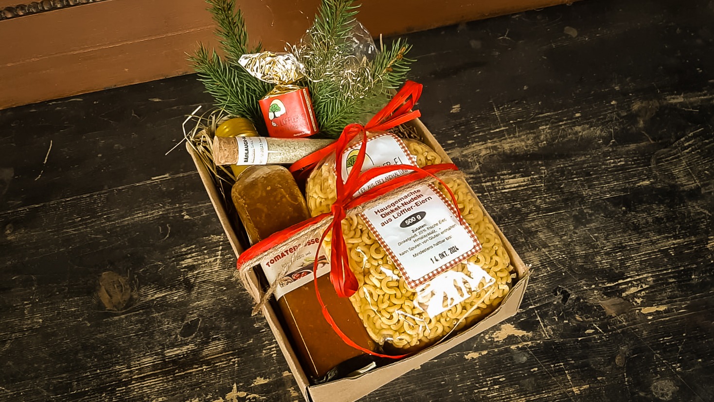 Kleiner Geschenkkorb Größe s Inhalt: Tomatensoße, Nudeln, Gewürzsalz & Schokolade