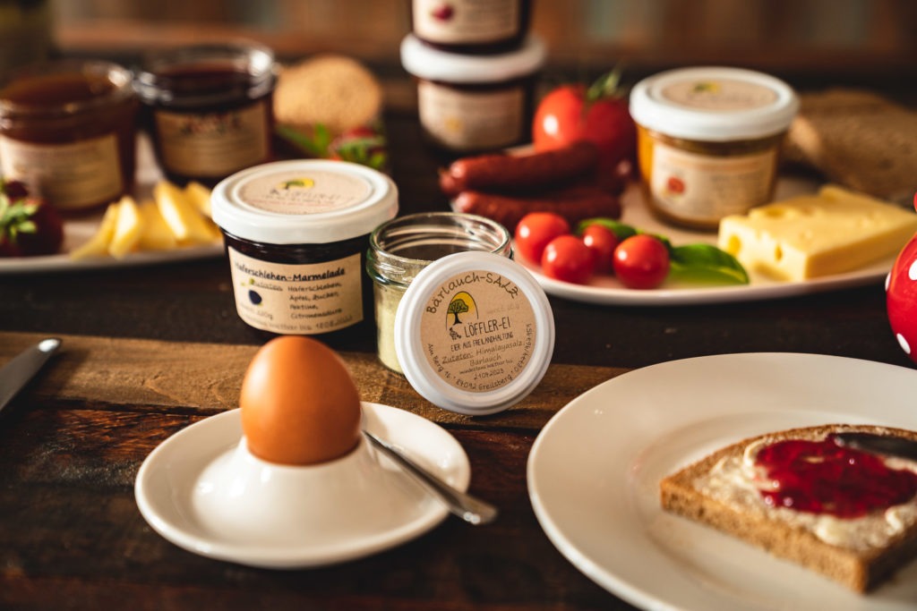 Frühstückstisch gedeckt mit Löffler-Frühstückseiern, hausgemachter Marmelade uvm