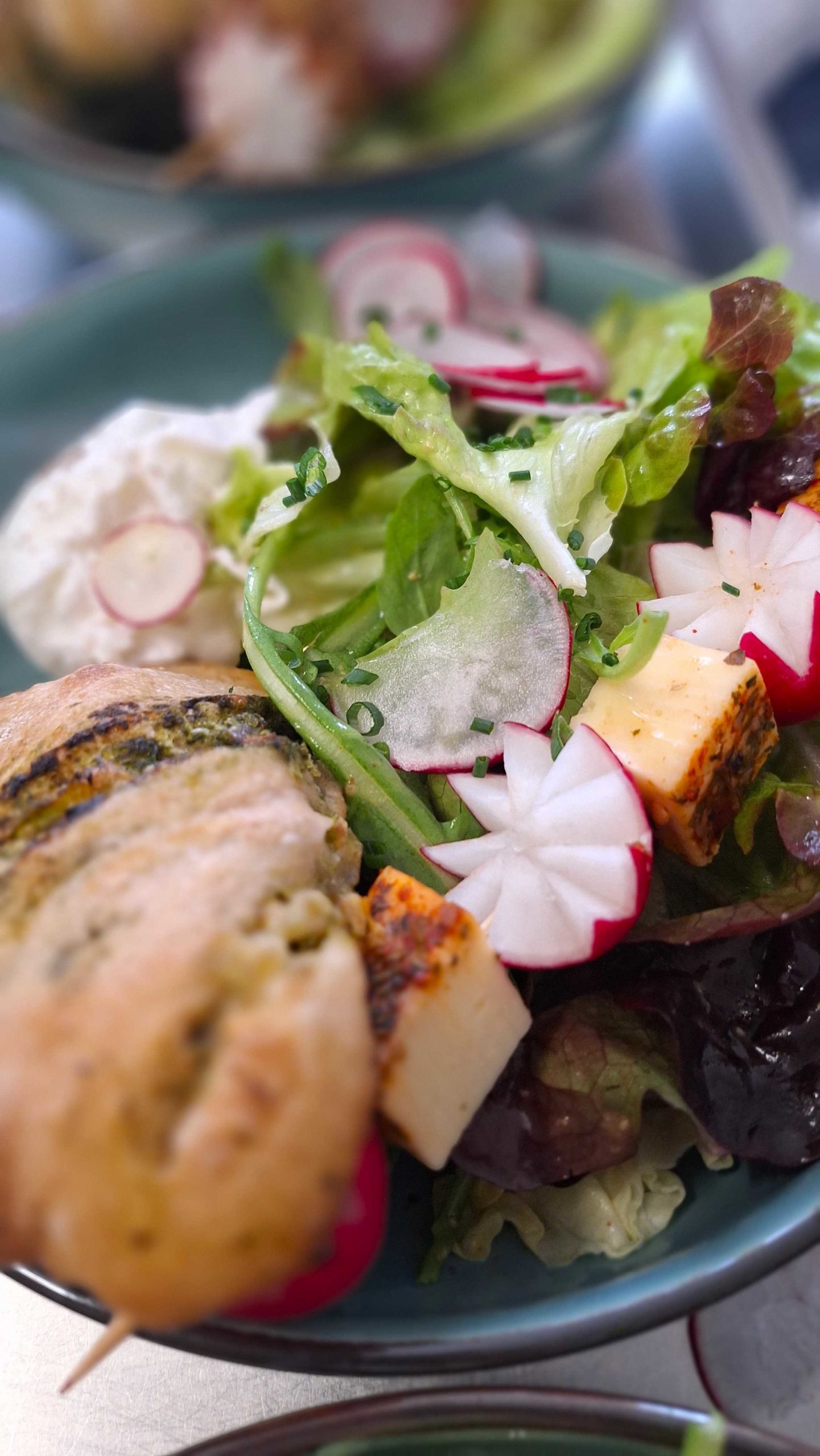 Salat mit Baguette, Radieschen und pochiertem Ei